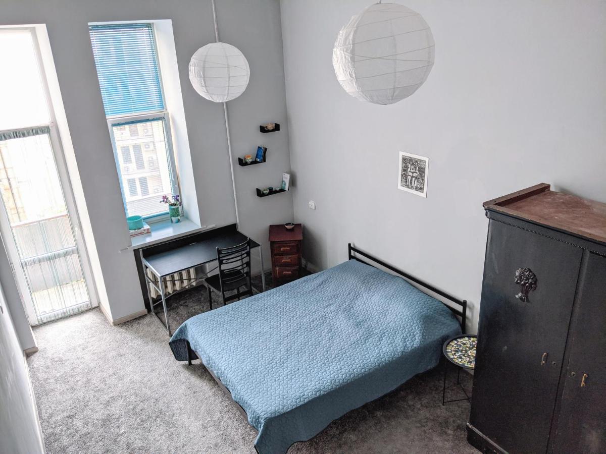 Entire 2-Bedroom Authentic Flat キエフ エクステリア 写真