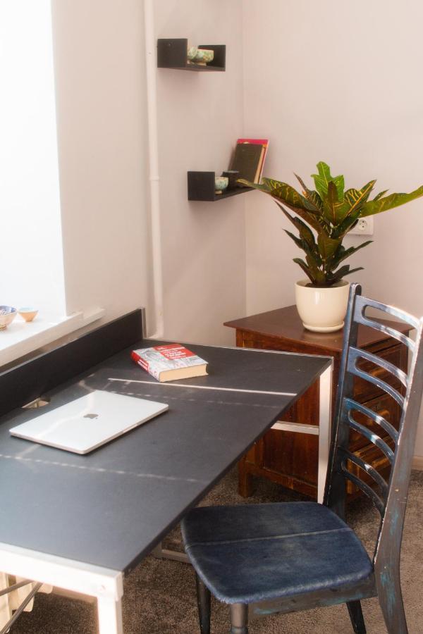 Entire 2-Bedroom Authentic Flat キエフ エクステリア 写真