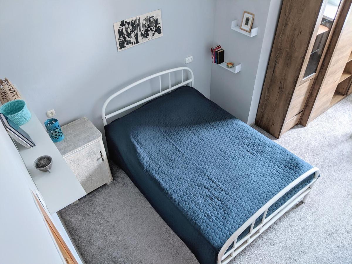 Entire 2-Bedroom Authentic Flat キエフ エクステリア 写真