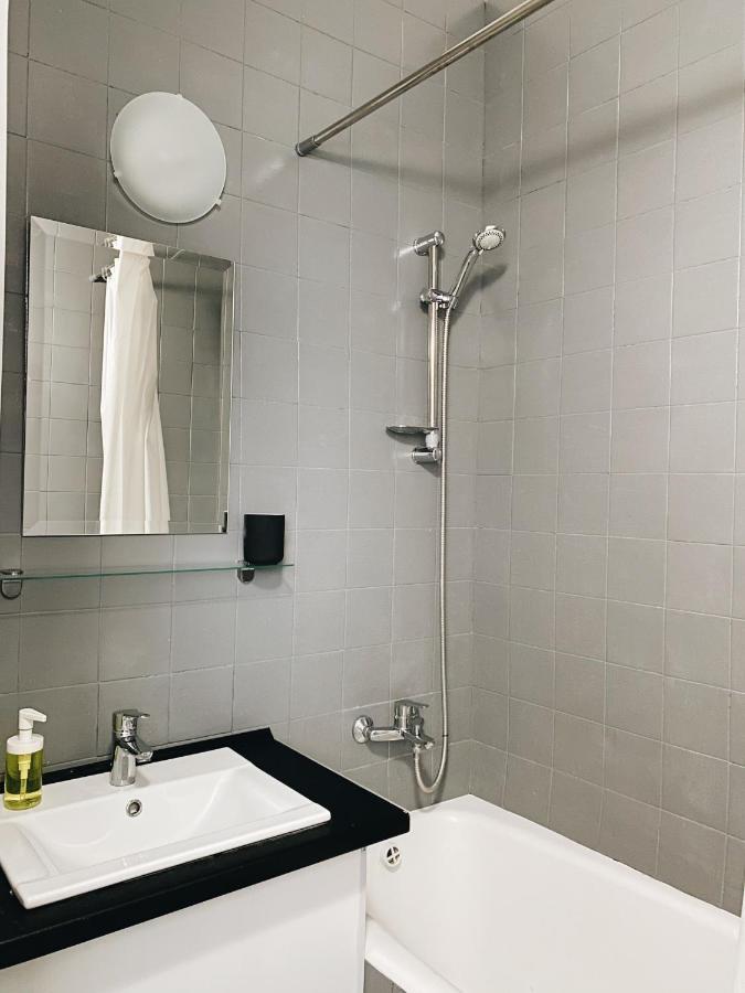 Entire 2-Bedroom Authentic Flat キエフ エクステリア 写真