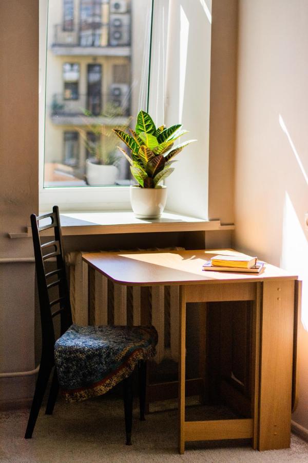 Entire 2-Bedroom Authentic Flat キエフ エクステリア 写真