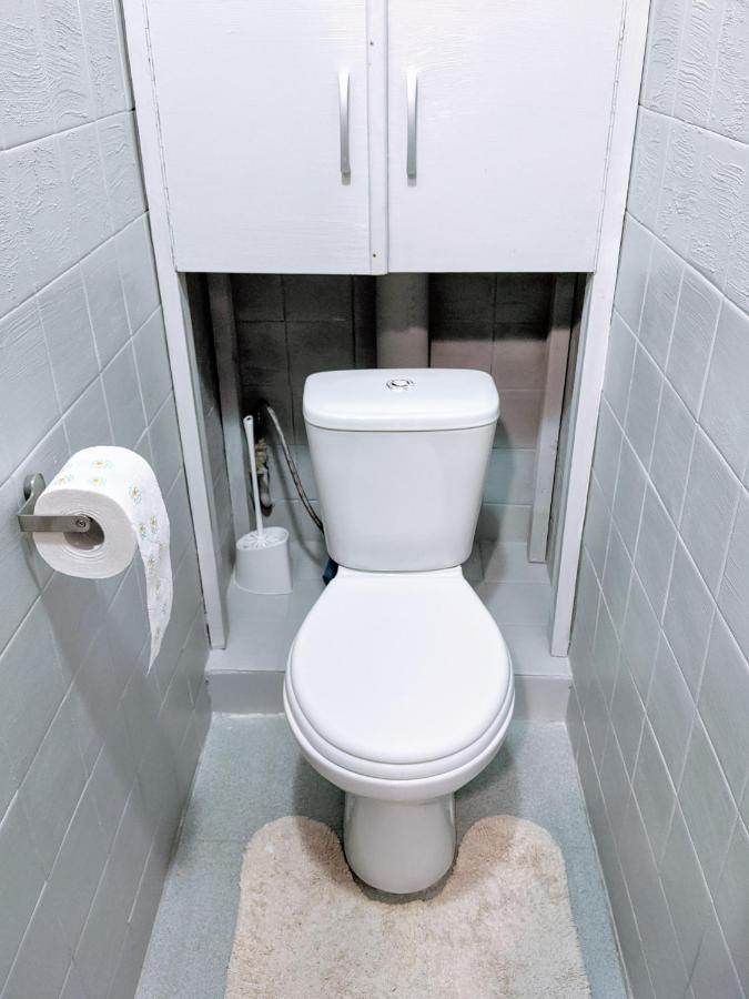 Entire 2-Bedroom Authentic Flat キエフ エクステリア 写真
