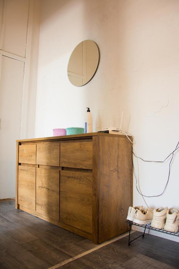 Entire 2-Bedroom Authentic Flat キエフ エクステリア 写真